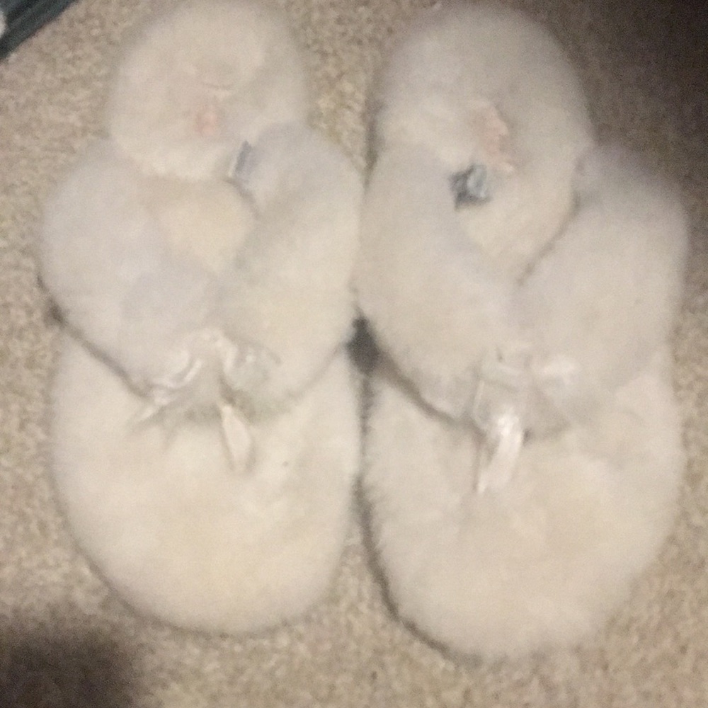Size 7 Ugg flip flop slippers very worn
